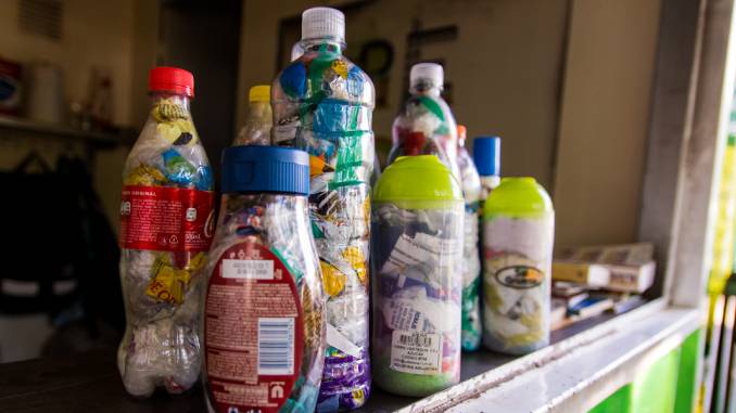 La Fundación “Botellas de Amor” quiere darle nueva utilización a los plásticos que son resistentes al reciclaje