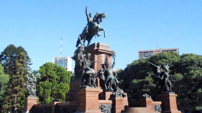 El Monumento a San Martín vuelve a brillar en el barrio porteño de Retiro