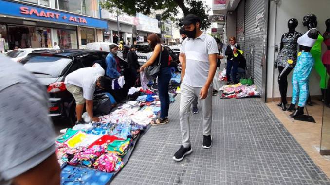 En este momento estás viendo El Gobierno porteño no pagó el alquiler de un predio donde trabajaban  manteros y 200 familias fueron desalojadas