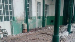 Lee más sobre el artículo Se derrumbó el techo de una escuela en el barrio porteño de Villa del Parque