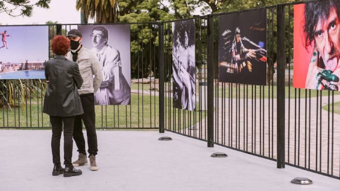 Lee más sobre el artículo Cuatro destacados fotógrafos del rock participan de una muestra para celebrar a Charly García