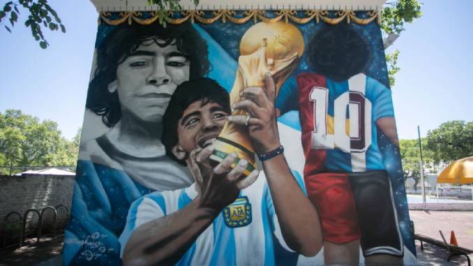 En este momento estás viendo A un año del aniversario de la muerte de Maradona se inaugura un mural en homenaje