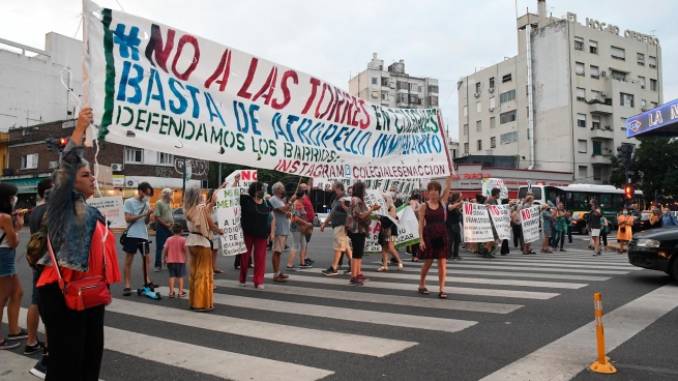 En este momento estás viendo Organizaciones sociales realizaron un “Semaforazo” de vecinos en contra de los proyectos de la Ciudad que atentan contra la identidad barrial