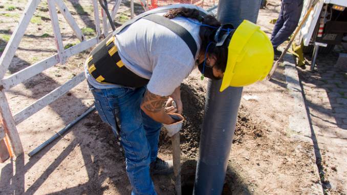 En este momento estás viendo En la Ciudad se instalaron 380 columnas de alumbrado público sustentables