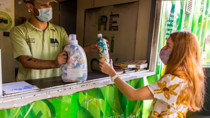 Lee más sobre el artículo Se brindarán entradas para la Bioferia a cambio de botellas de amor en todos los puntos verdes de la Ciudad