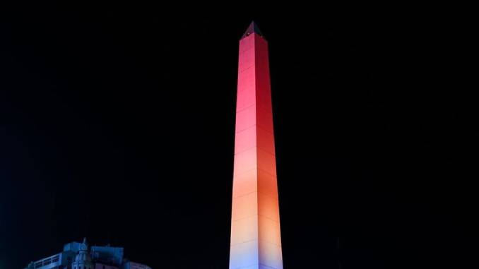 En este momento estás viendo La Ciudad ilumina el Obelisco por el día del orgullo