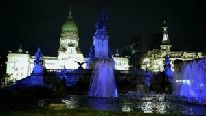 Lee más sobre el artículo Se iluminan monumentos en la Ciudad para concientizar sobre el síndrome de Tourette