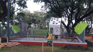Lee más sobre el artículo Solicitan explicaciones al Gobierno de la Ciudad por colocar “árboles de metal y el pasto enjaulado”