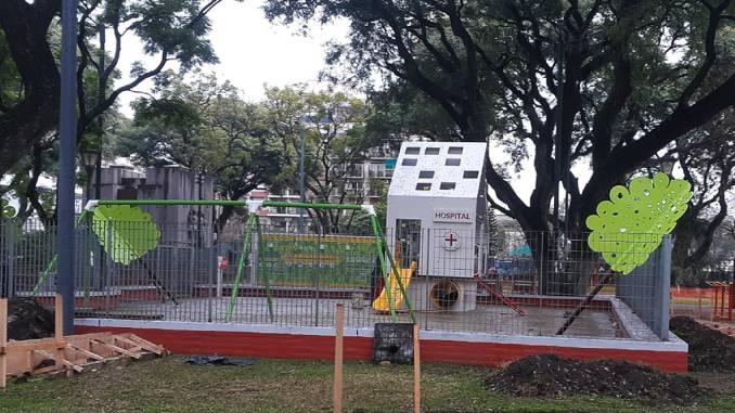 En este momento estás viendo Solicitan explicaciones al Gobierno de la Ciudad por colocar “árboles de metal y el pasto enjaulado”