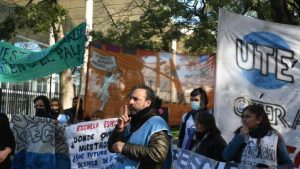 Lee más sobre el artículo La  escuela 11 de CABA convoca a una manifestación frente a Jefatura de Gobierno de CABA