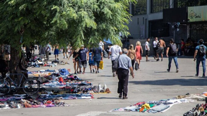 En este momento estás viendo Los Manteros de Retiro realizaron un corte luego de que el gobierno de la Ciudad los desalojara