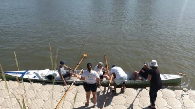 En este momento estás viendo Se organizó una regata en el Riachuelo con 80 remeros después de casi 50 años