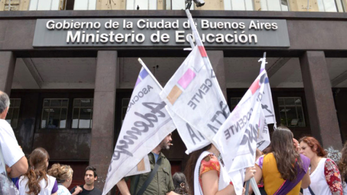 En este momento estás viendo Los docentes de Ademys llevan adelante un paro y movilización contra las políticas de la Ciudad