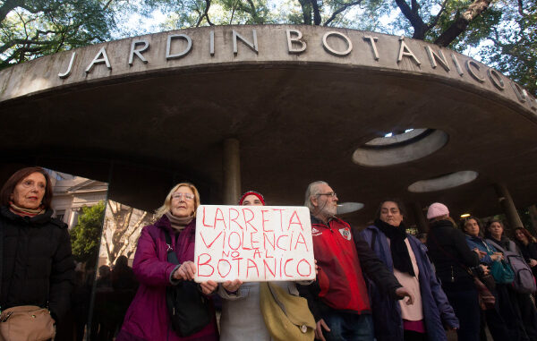 Vecinos y organizaciones ambientales protestaron contra el show de luces en el Botánico