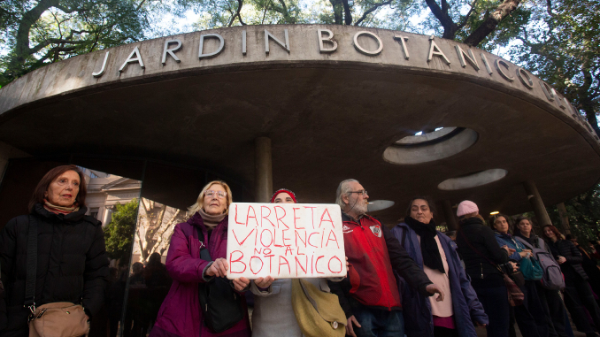 Lee más sobre el artículo Vecinos y organizaciones ambientales protestaron contra el show de luces en el Botánico