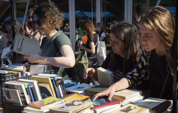 Vuelve la Fiesta del Libro Usado en la plaza del lector en el barrio porteño de Recoleta