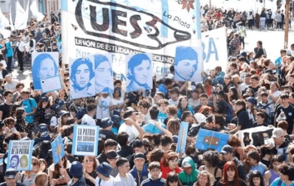 Estudiantes movilizaron a Plaza de Mayo en defensa de la democracia