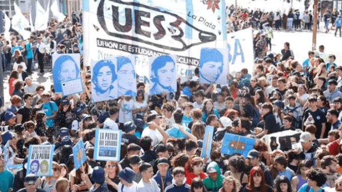 En este momento estás viendo Estudiantes movilizaron a Plaza de Mayo en defensa de la democracia