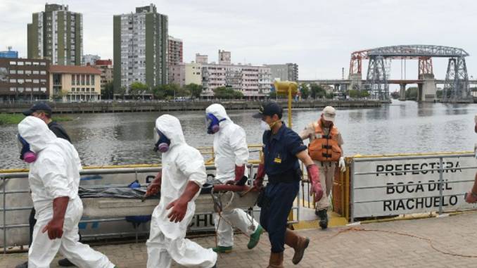 Lee más sobre el artículo Encontraron un cuerpo flotando en el Riachuelo mientras realizaban un tour