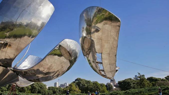 Lee más sobre el artículo Con dos grúas gigantes comenzaron a restaurar los pétalos de la Floralis Genérica