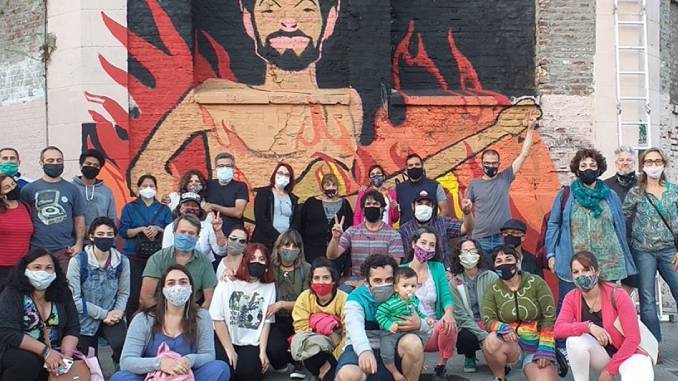 Lee más sobre el artículo El Gobierno de la Ciudad volvió a tapar un mural realizado por vecinos que homenajea al músico Gabo Ferro